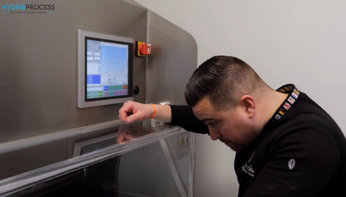 machine-decoupe-jet-eau-piece-complexe-chocolat